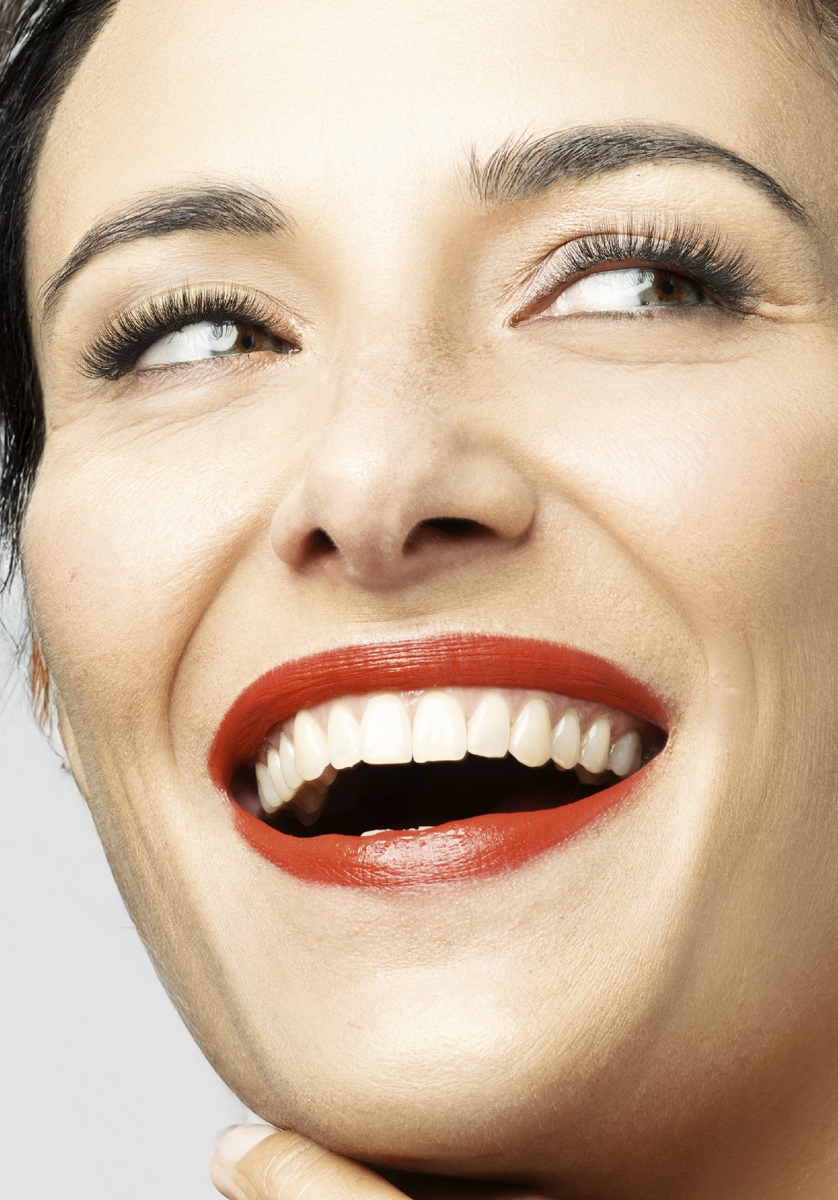 Beautyportrait einer lachenden Frau mit kraeftig rotem Lippenstift — Das Studiozwei, Werbefotograf München