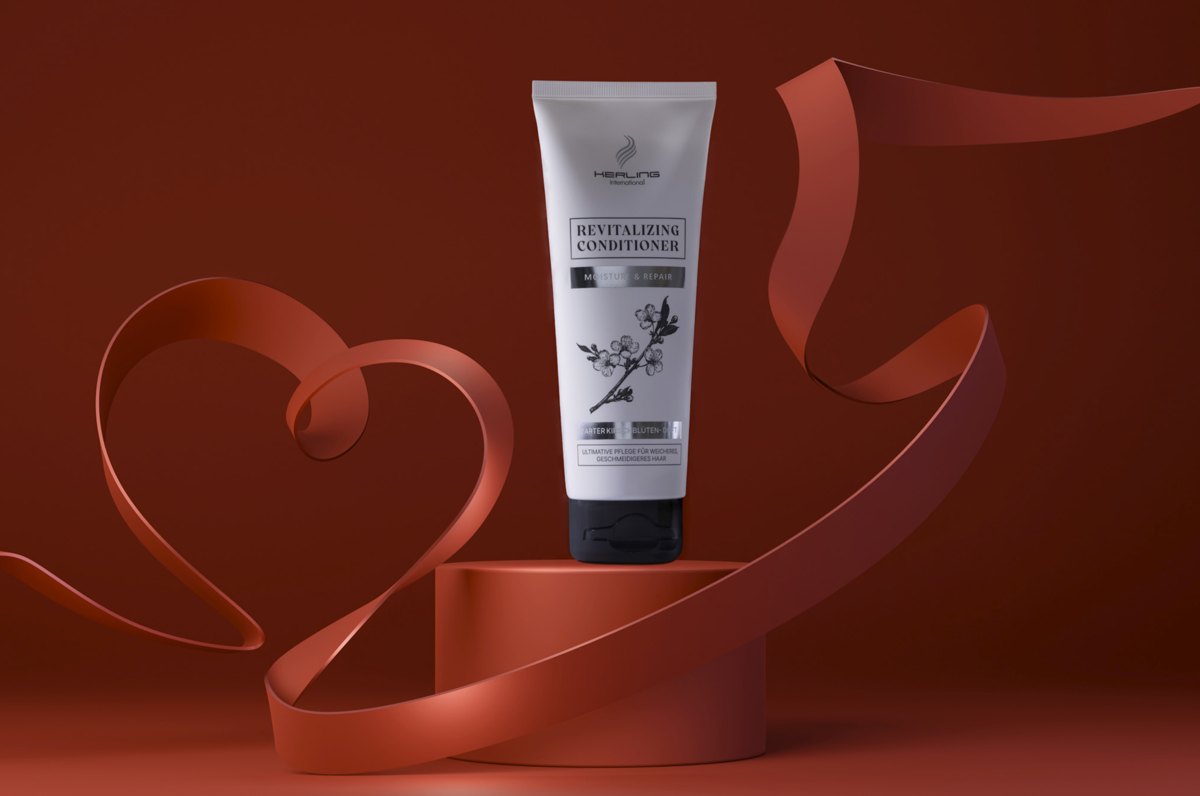 Helle Revitalizing Conditioner Tube auf einem Podest, umspielt von einem herzfoermigen Band vor rotbraunem Hintergrund — Das Studiozwei, Werbefotograf München