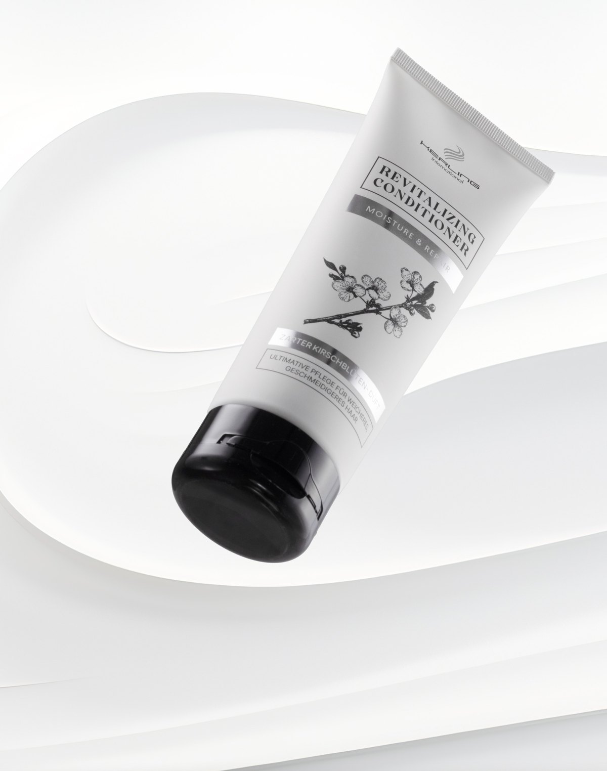 Helle Revitalizing Conditioner Tube liegt auf einer welligen weissen Skulpturenflaeche — Das Studiozwei, Werbefotograf München