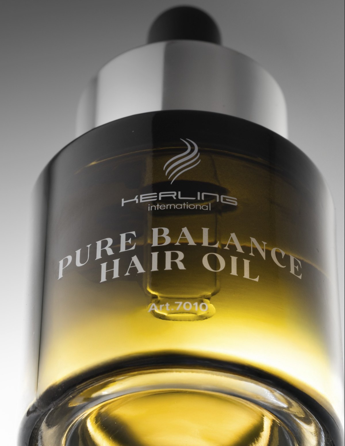 Makro einer Kerling Pure Balance Hair Oil Flasche mit goldenem Oel und silbernem Deckel vor grauem Verlauf — Das Studiozwei, Werbefotograf München