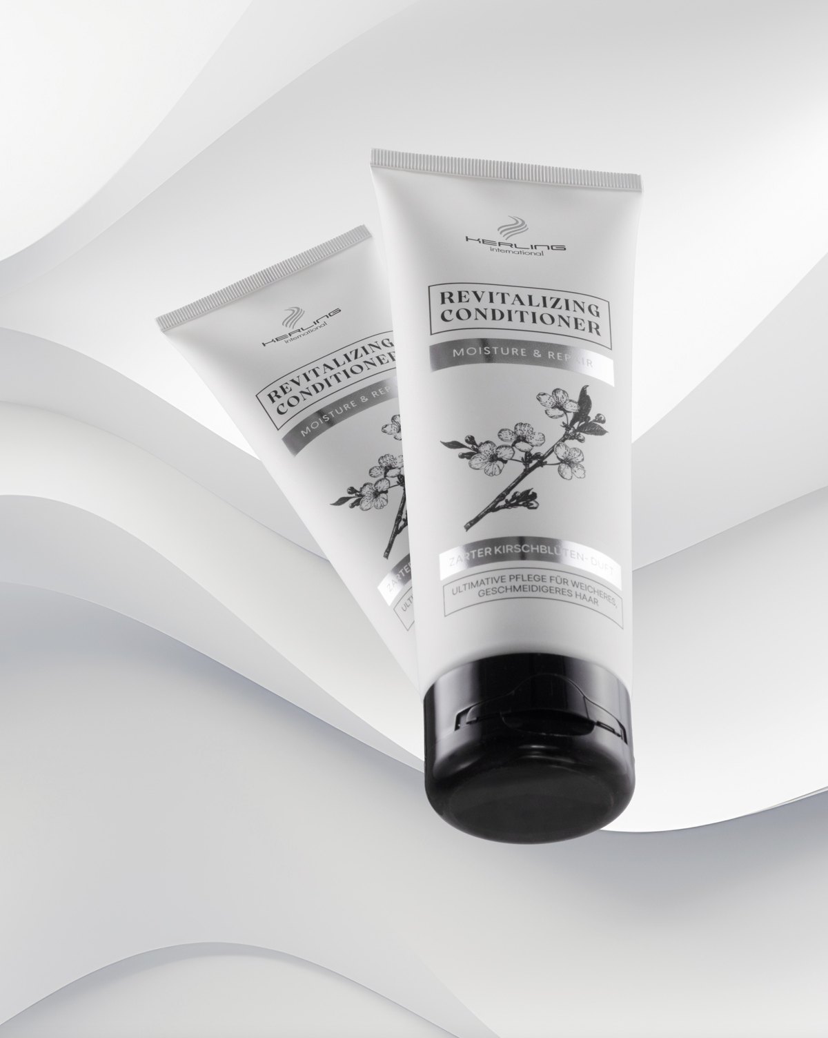 Zwei helle Revitalizing Conditioner Tuben ueberlappen sich vor einer welligen weissen Skulpturenflaeche — Das Studiozwei, Werbefotograf München