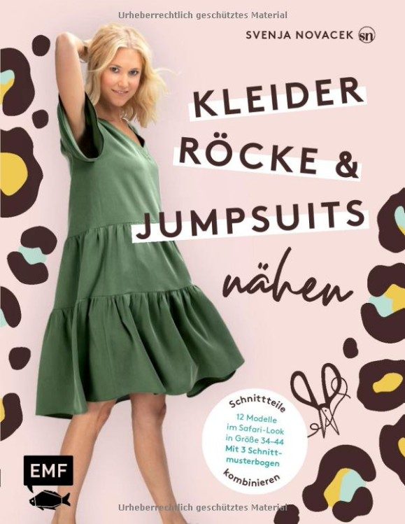 Freigestelltes Model in gruenem Stufenkleid in einem Buchcover-Layout mit rosafarbenem Hintergrund und Typografie — Das Studiozwei, Werbefotograf München
