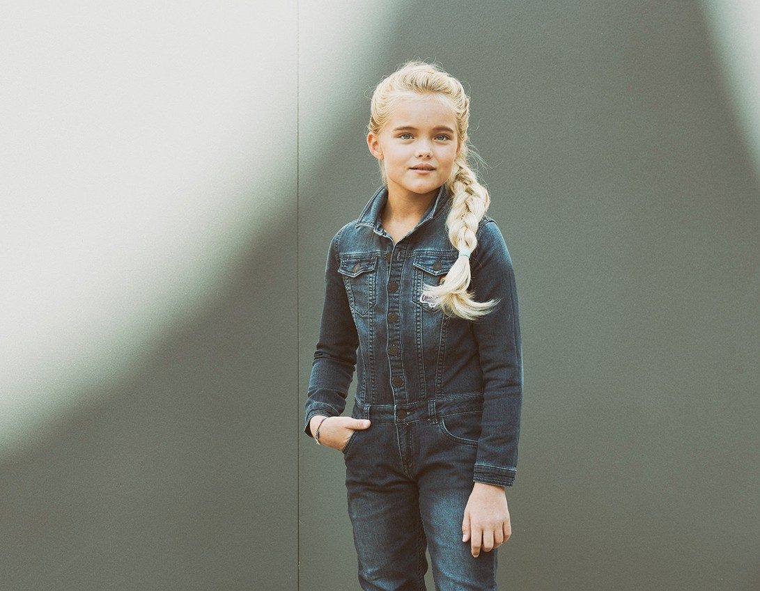 Maedchen im Denim-Outfit vor grauer Wand im weichen Tageslicht — Das Studiozwei, Werbefotograf München