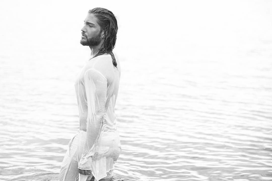 Schwarzweisses Portrait eines Mannes im nassen weissen Shirt stehend im Wasser — Das Studiozwei, Werbefotograf München