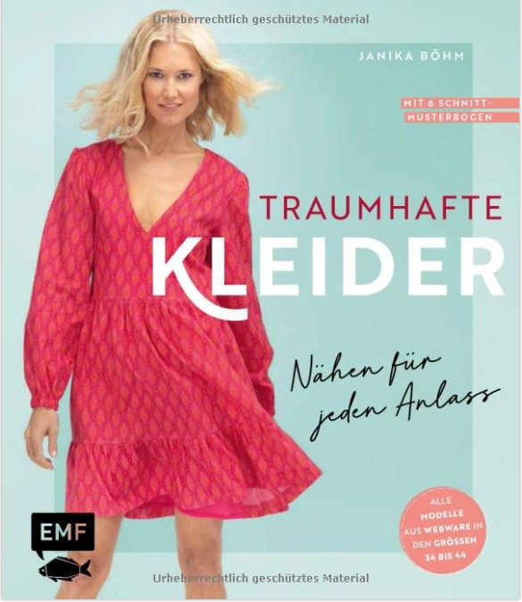 Model in pink gemustertem Kleid in einem Buchcover-Layout vor tuerkisfarbenem Hintergrund — Das Studiozwei, Werbefotograf München