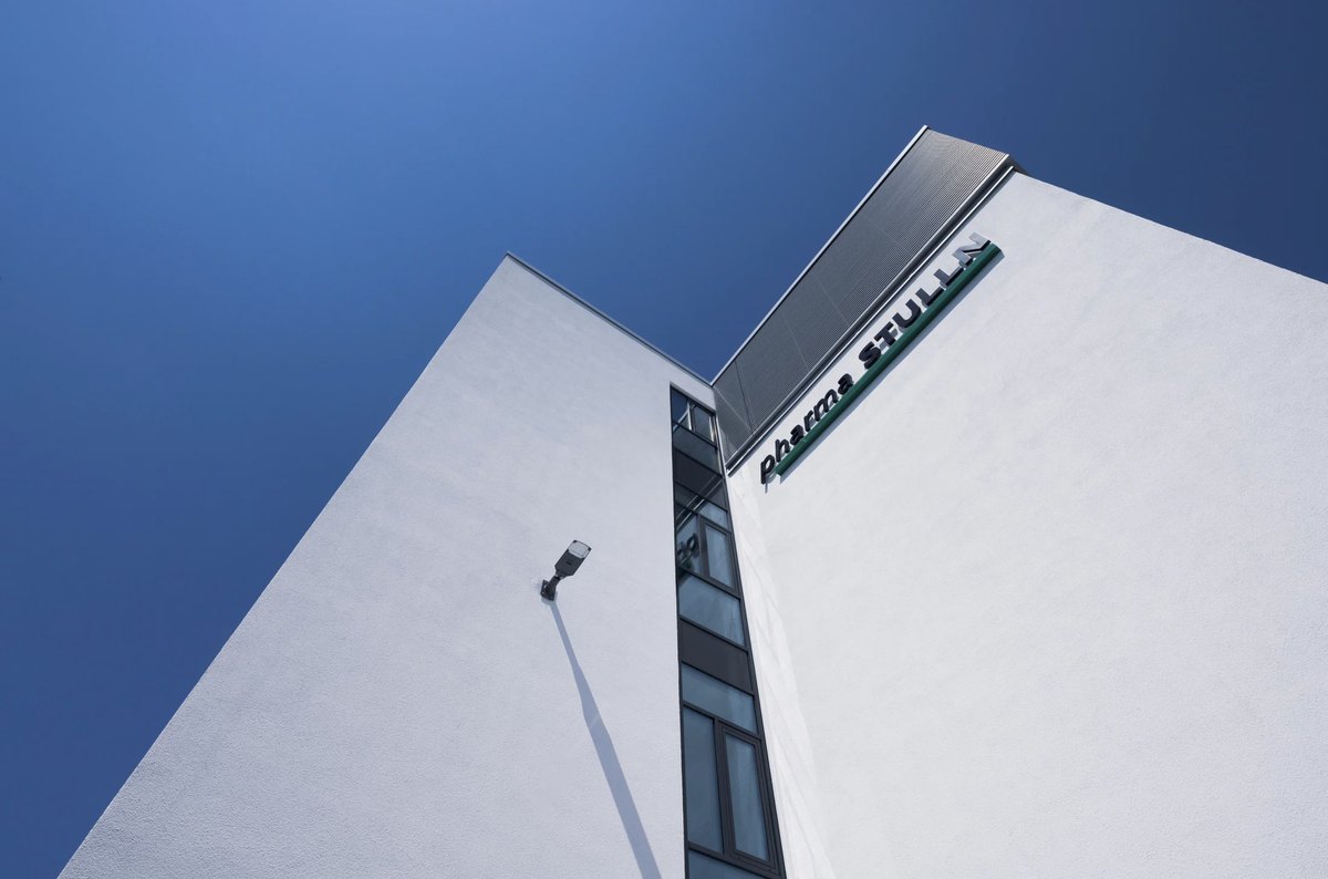 Weisse Gebaeudekante aus der Froschperspektive vor tiefblauem Himmel — Das Studiozwei, Werbefotograf München