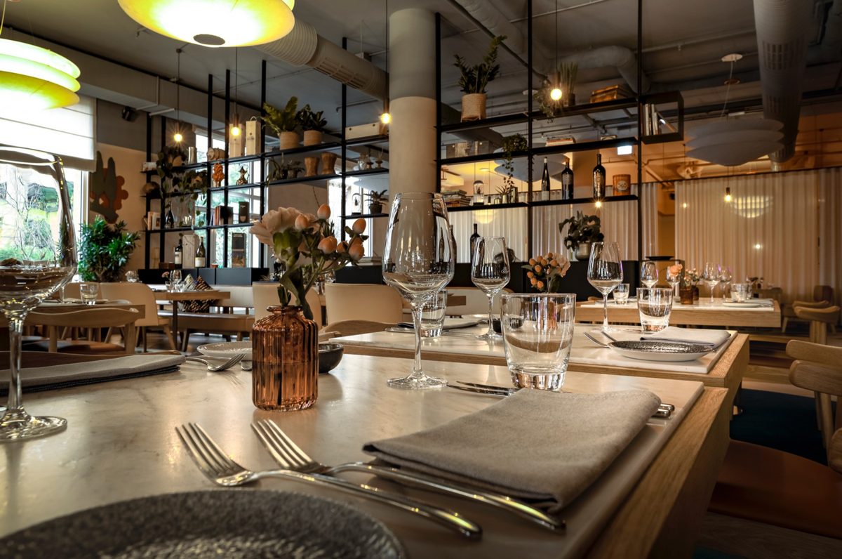 Detail eines eingedeckten Restauranttisches mit Glaesern, Besteck und Blumenvase — Das Studiozwei, Werbefotograf München