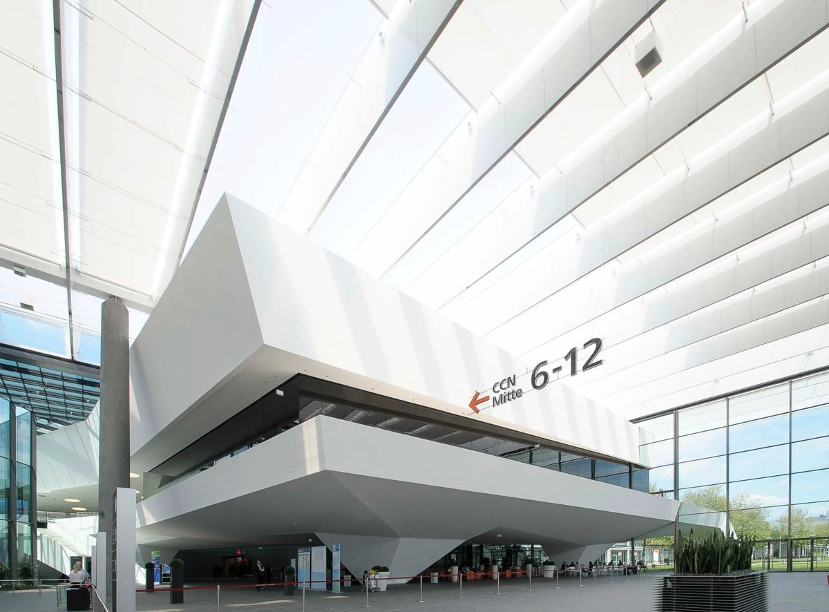 Eingangshalle eines Kongresszentrums mit auskragendem weissem Baukoerper und Lichtdecke — Das Studiozwei, Werbefotograf München