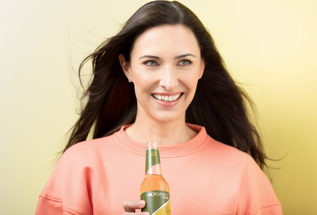 Frau mit Limonadenflasche vor cremefarbenem Hintergrund — Das Studiozwei, Werbefotograf München