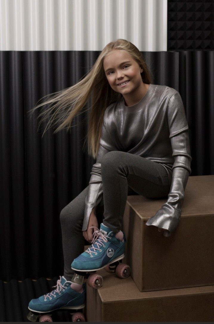 Maedchen mit Rollschuhen und silbrigem Oberteil vor grafischer Studiokulisse — Das Studiozwei, Werbefotograf München