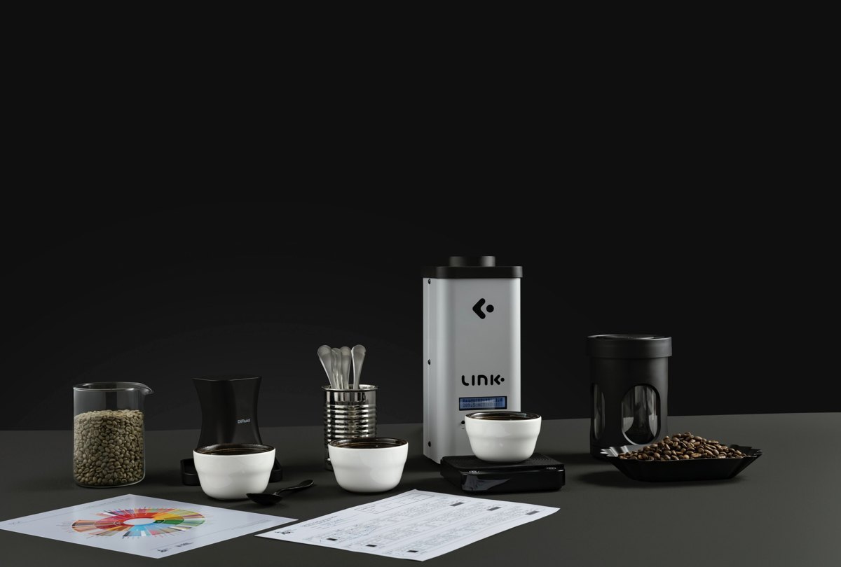 Cupping-Stillleben mit gruenen und geroesteten Kaffeebohnen, Tassen und Aromascheibe auf dunklem Tisch — Das Studiozwei, Werbefotograf München