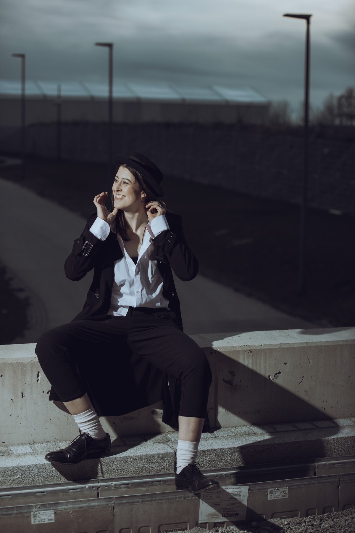Frau mit Hut auf Betonmauer im Hochformat — Das Studiozwei, Werbefotograf München