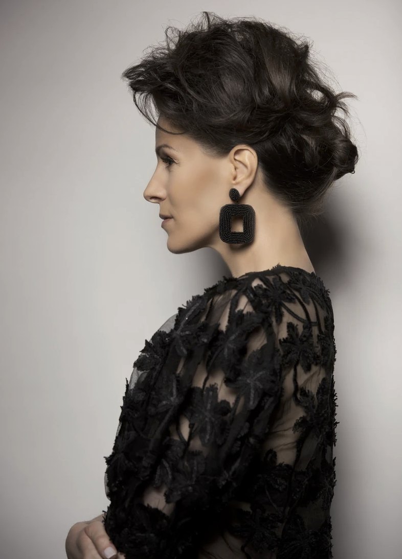 Frau im Profil mit Hochsteckfrisur und Spitzenbluse — Das Studiozwei, Werbefotograf München
