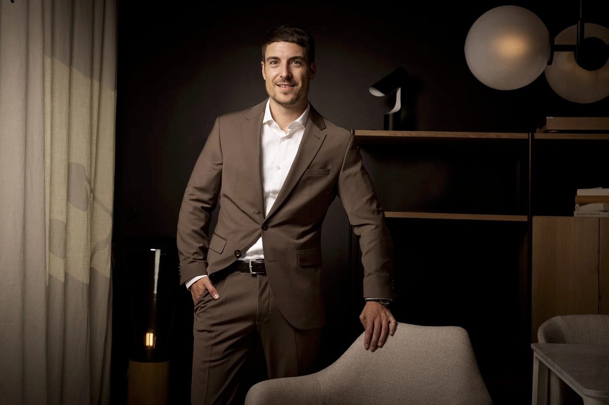 Stehendes Businessportrait eines Mannes im braunen Anzug in dunklem, modernem Interieur — Das Studiozwei, Werbefotograf München