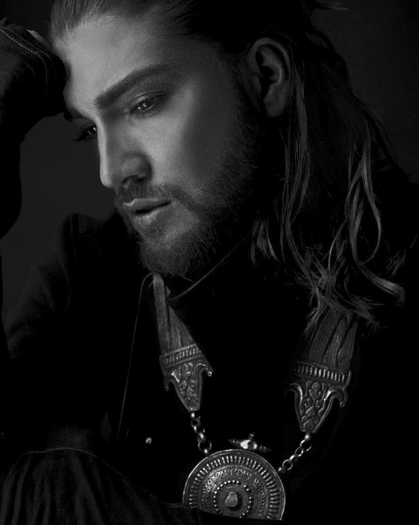 Portrait eines Mannes mit Dreadlocks und Silberschmuck — Das Studiozwei, Werbefotograf München