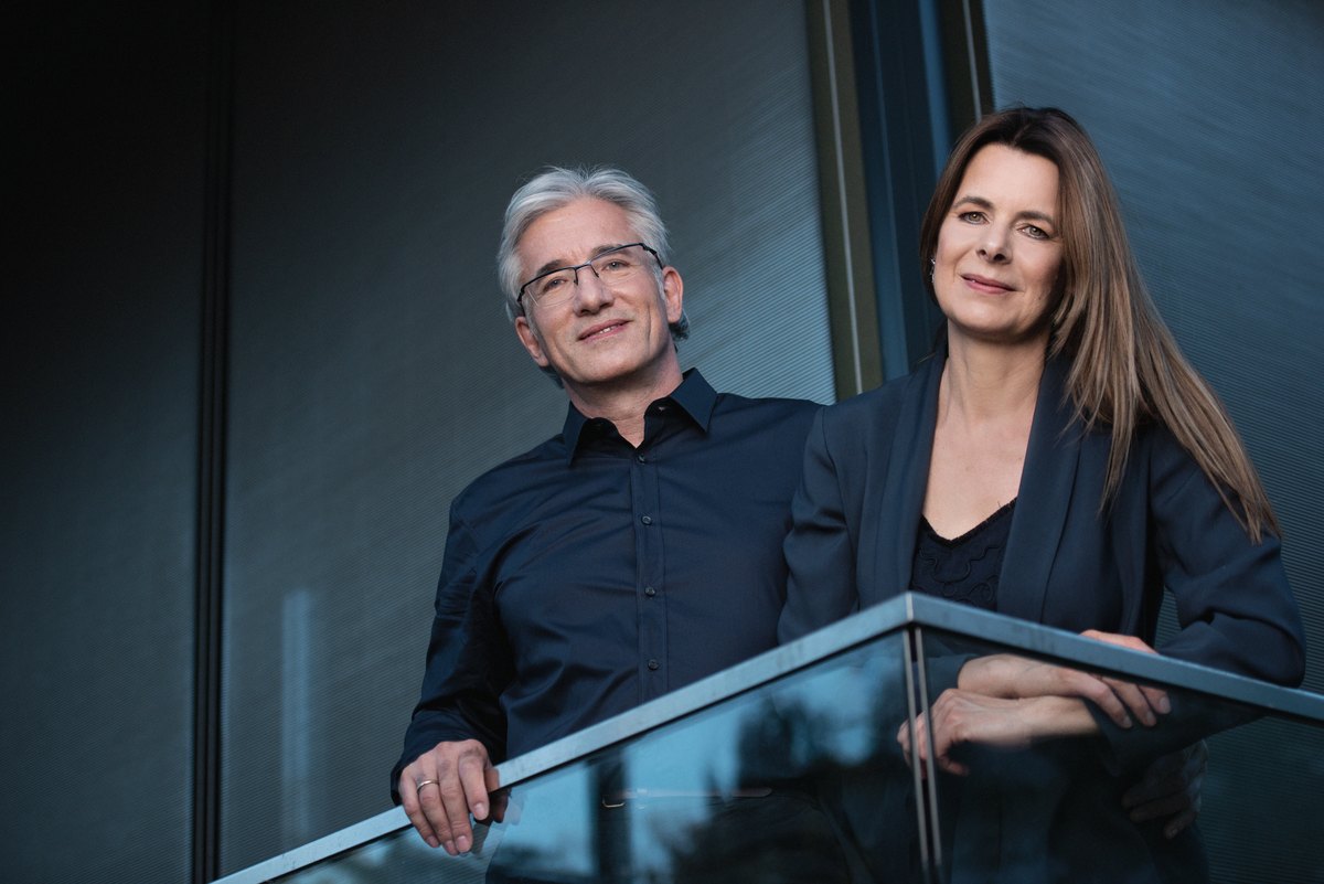 Mann und Frau am Gelaender in blauer Lichtstimmung — Das Studiozwei, Werbefotograf München