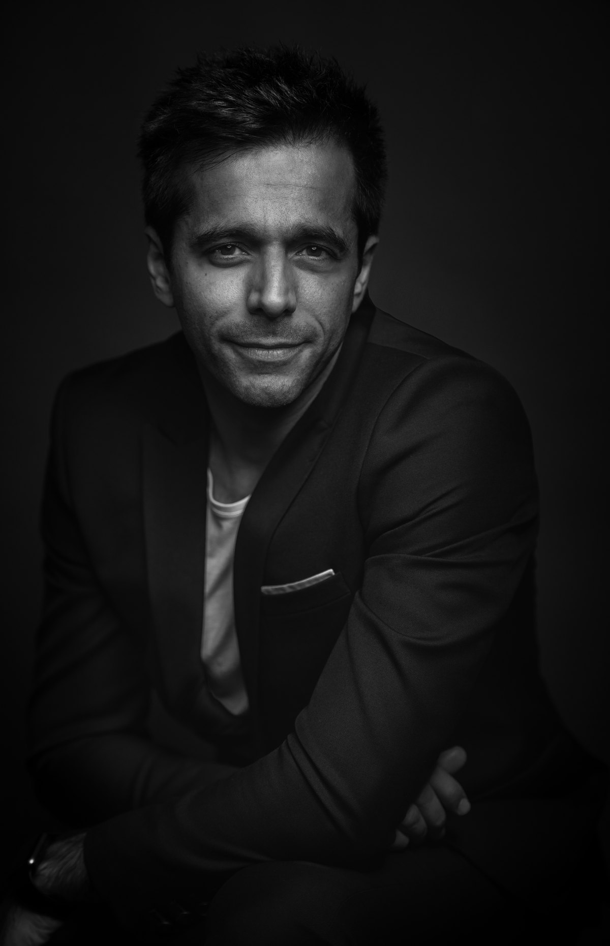 Schwarzweisses Low-Key-Portrait eines Mannes im Sakko — Das Studiozwei, Werbefotograf München