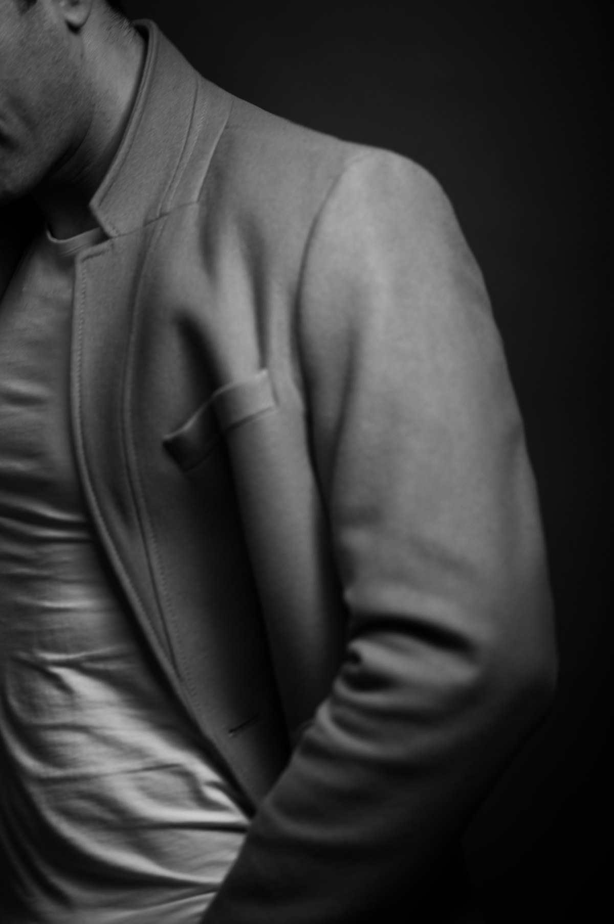 Schwarzweisse Detailaufnahme von Schulter und Sakko — Das Studiozwei, Werbefotograf München