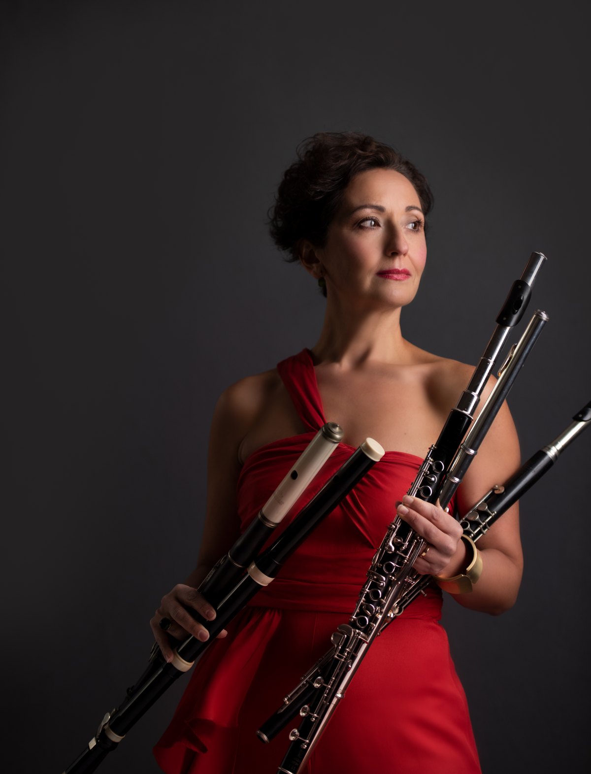 Portrait einer Musikerin im roten Kleid mit Fagott — Das Studiozwei, Werbefotograf München