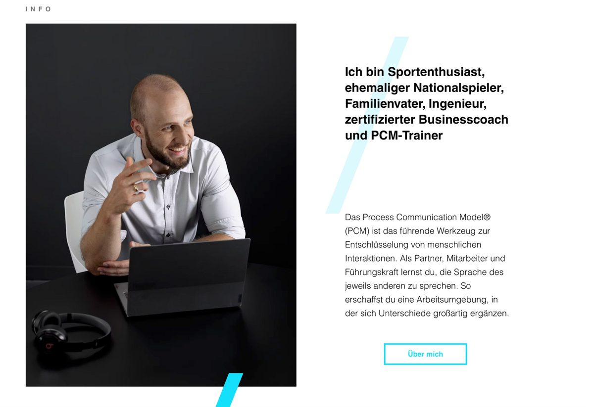 Webseiten-Layout mit Portrait eines lachenden Mannes im weissen Hemd am Laptop — Das Studiozwei, Werbefotograf München