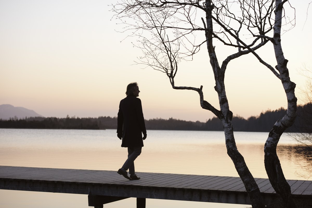 Silhouette einer Person auf einem Steg in der Abenddaemmerung — Das Studiozwei, Werbefotograf München