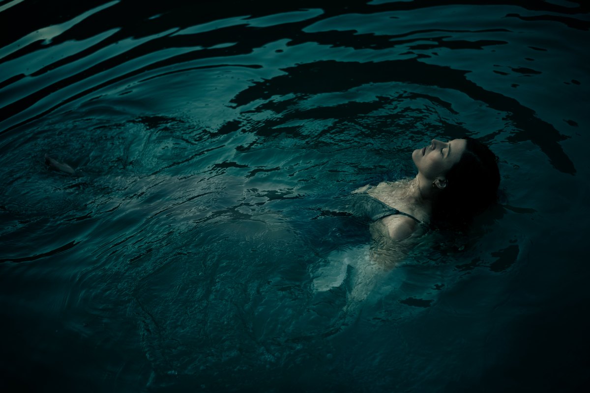 Aufsicht auf eine im Wasser treibende Frau — Das Studiozwei, Werbefotograf München