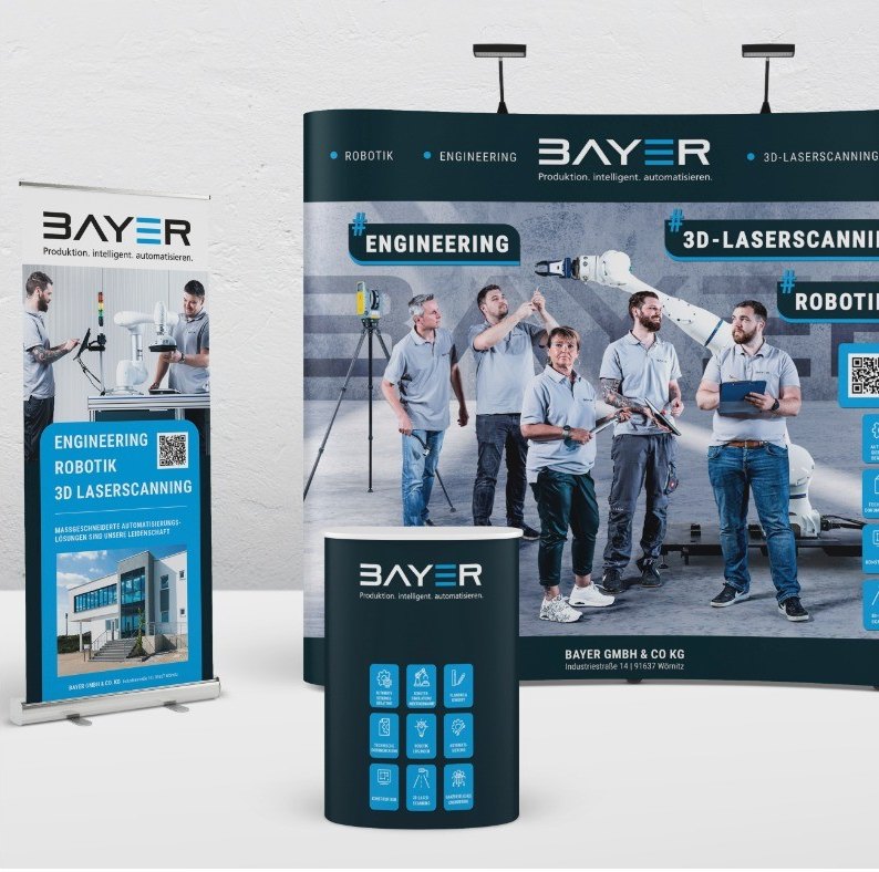 Messestand-Set mit Roll-ups und Messewand im blauen Corporate Design freigestellt — Das Studiozwei, Werbefotograf München