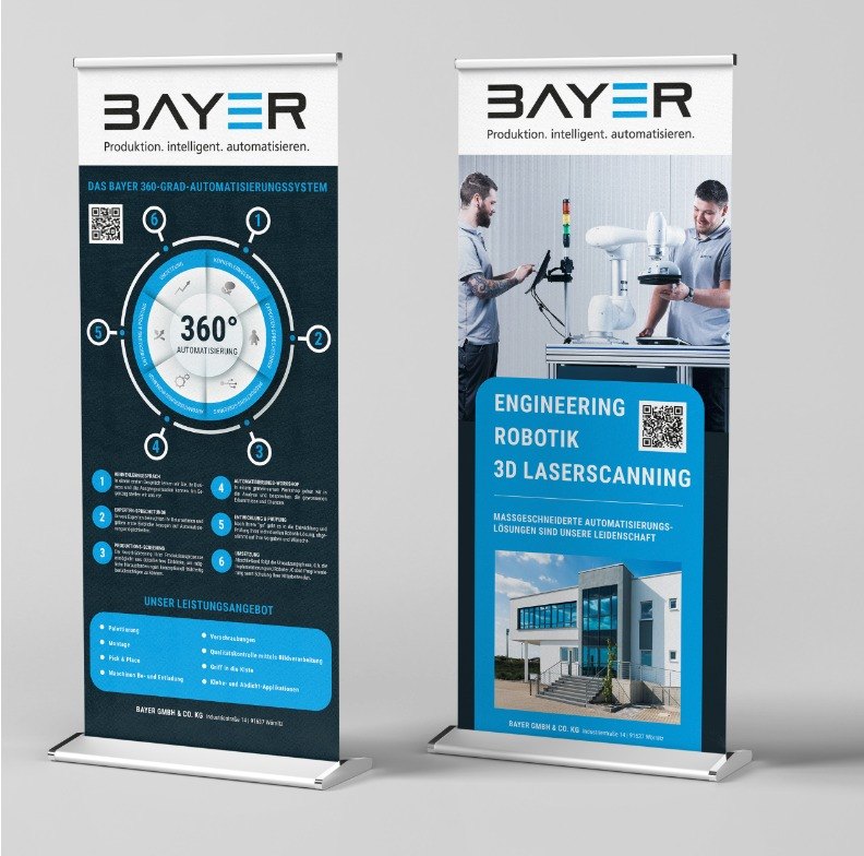 Zwei Roll-up-Displays im blauen Corporate Design nebeneinander freigestellt — Das Studiozwei, Werbefotograf München