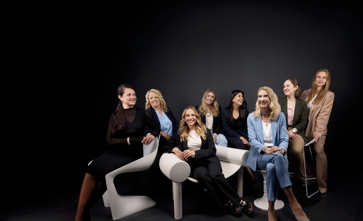Acht Frauen in Businesskleidung gruppiert auf weissem Moebel vor schwarzem Hintergrund — Das Studiozwei, Werbefotograf München