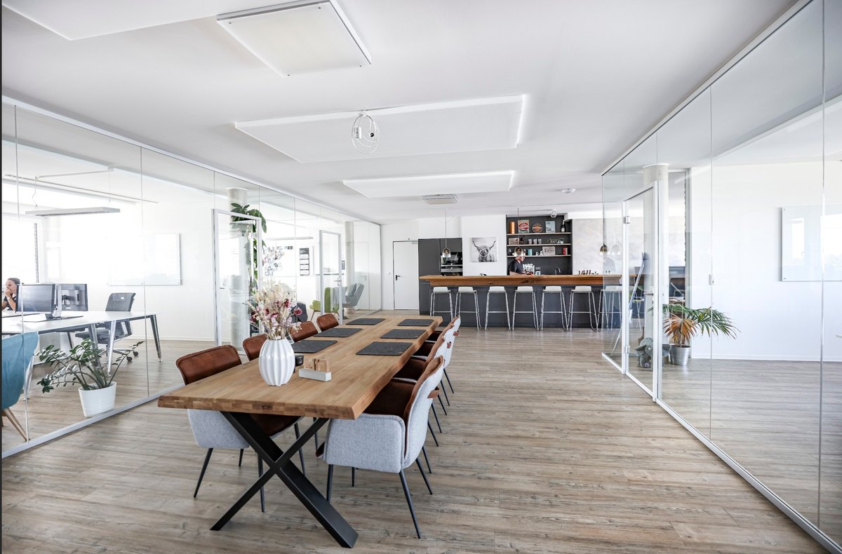 Lichtdurchflutetes Grossraumbuero mit Holztafel und Glaswaenden — Das Studiozwei, Werbefotograf München
