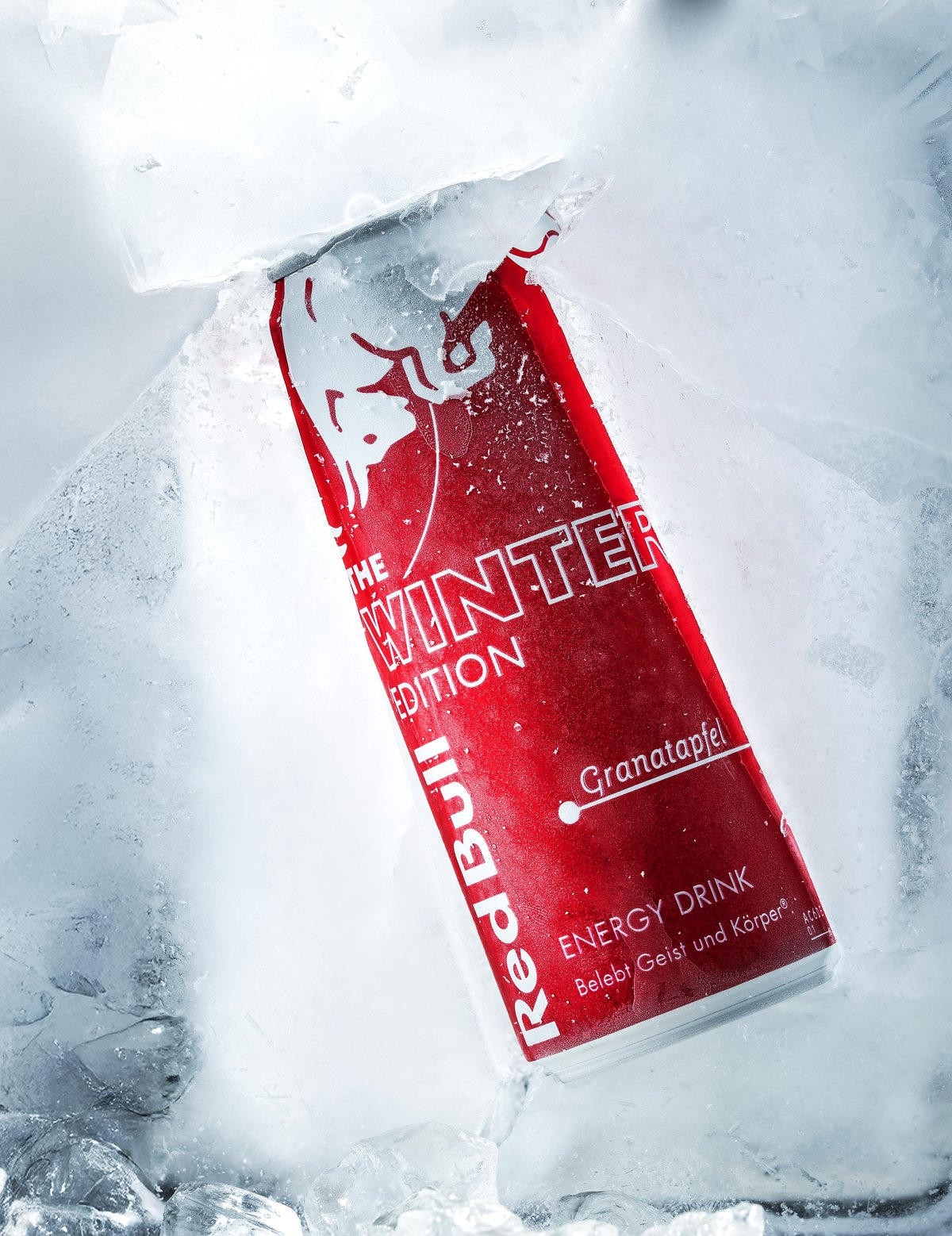 Rote Energydrink-Dose in einem Eisblock vor weissem Hintergrund — Das Studiozwei, Werbefotograf München