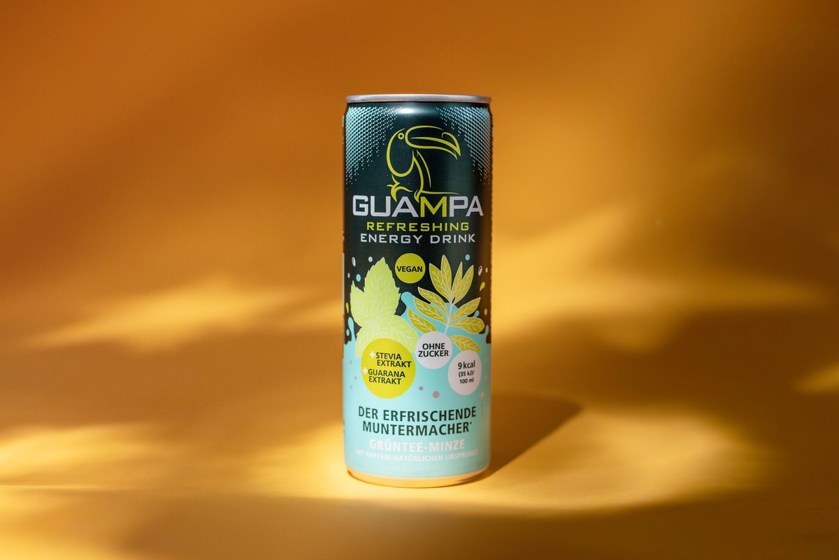 Energydrink-Dose mit grafischem Schatten vor gelbem Hintergrund — Das Studiozwei, Werbefotograf München