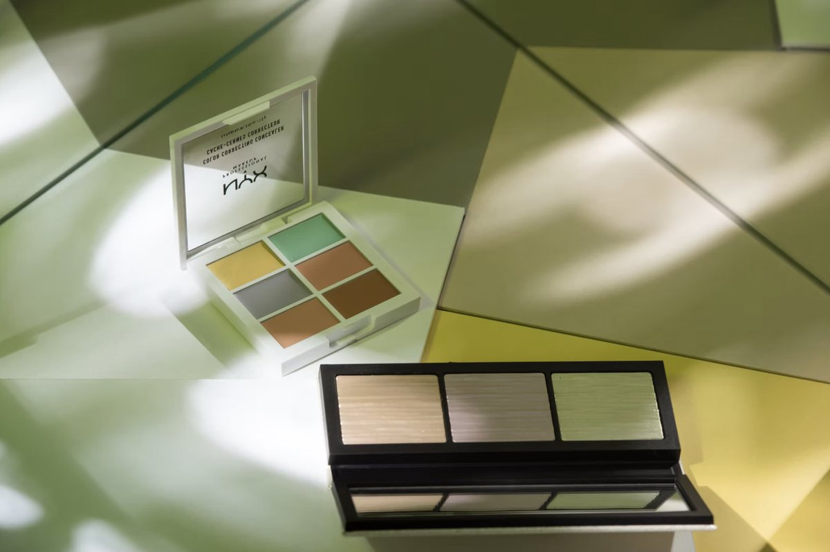 Zwei Make-up-Paletten auf Spiegelflaechen in gruenem Licht — Das Studiozwei, Werbefotograf München