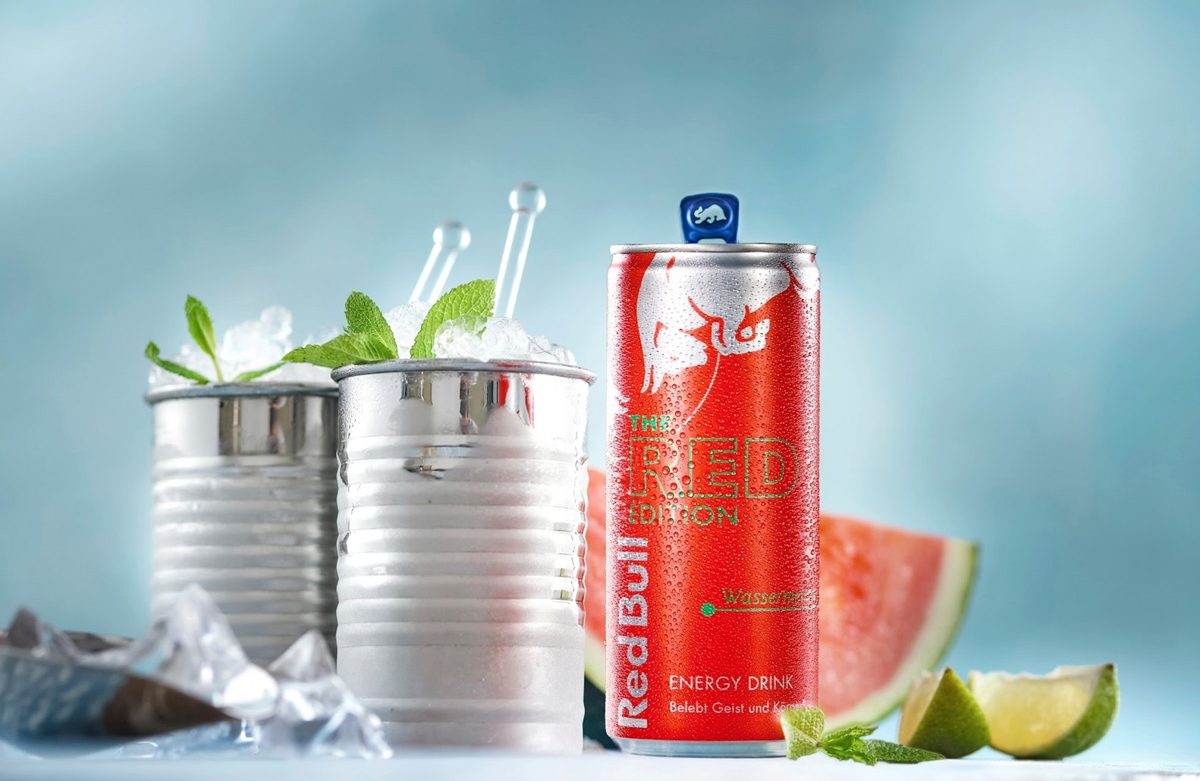 Rote Getraenkedose mit Eisbechern, Melone und Limette vor hellblauem Hintergrund — Das Studiozwei, Werbefotograf München