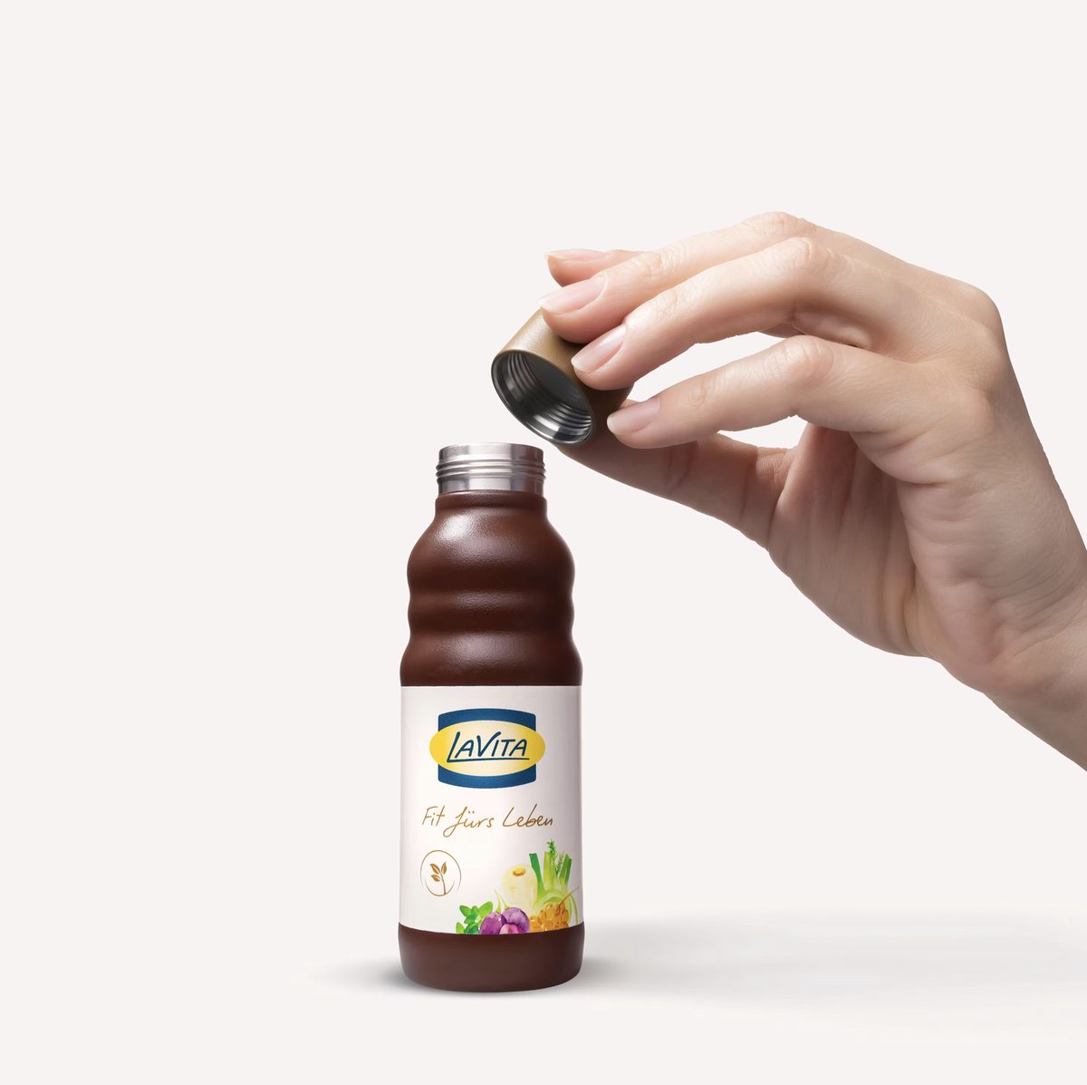 Hand oeffnet eine braune Saftflasche vor hellem Hintergrund — Das Studiozwei, Werbefotograf München