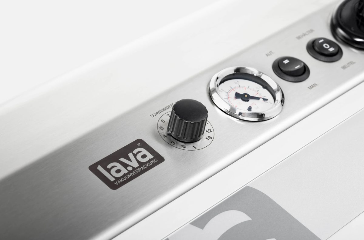 Detail eines Lava Vakuumiergeraets mit Drehregler, Manometer und Bedientasten — Das Studiozwei, Werbefotograf München