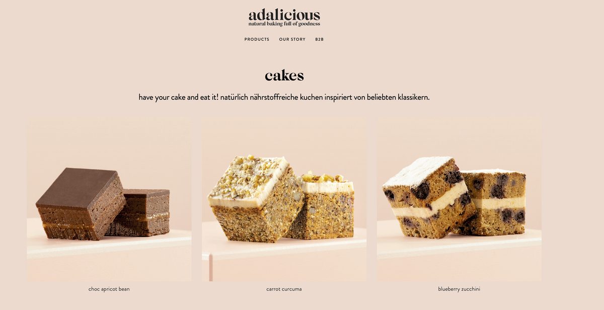 Webseiten-Layout adalicious mit drei Kuchenstuecken vor altrosa Hintergrund — Das Studiozwei, Werbefotograf München