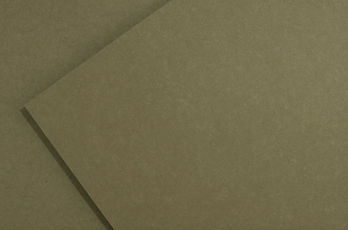 Olivgruenes Papier mit feiner diagonaler Kante ueber zweitem Bogen — Das Studiozwei, Werbefotograf München